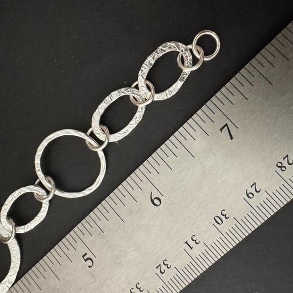 Hammered silver earring & bracelet set - Picture 3 of 4